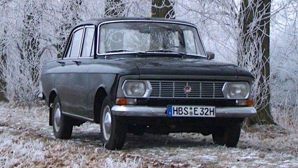 Истинска класика за българина! Москвич 412 изглежда много подобен на обновената версия на по-стария 408, като получава по-мощен 1,5-литров двигател. Дори е изнасян на Запад, където не получава висока оценка, но пък толкова мощност за без пари си е сделка.  И мнозина оттатък Желязната завеса го купуват.